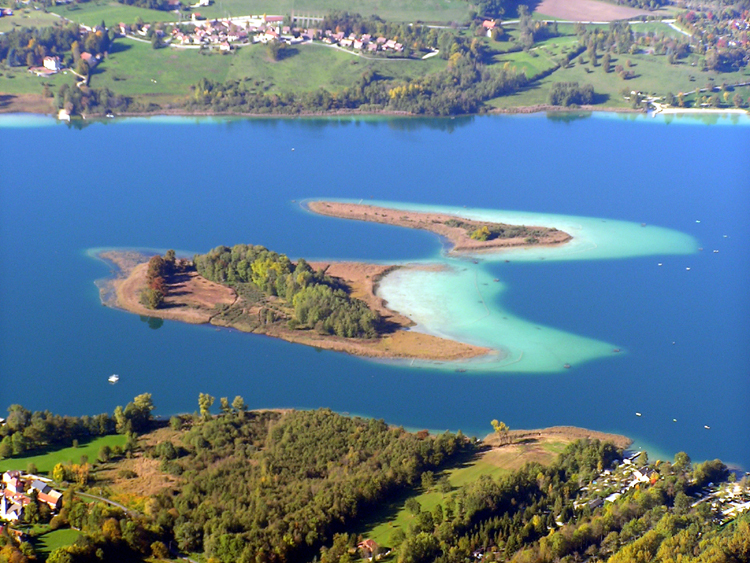 Les deux îles lac d'Aiguebelette